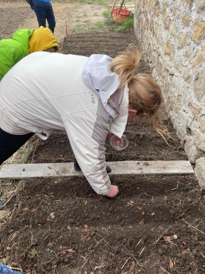 Printemps rime avec jardinage à l’école de Grazac