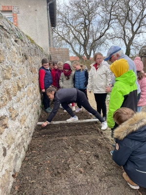 Printemps rime avec jardinage à l’école de Grazac