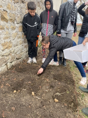 Printemps rime avec jardinage à l’école de Grazac