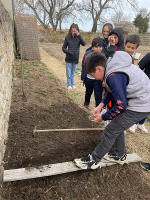 Printemps rime avec jardinage à l’école de Grazac