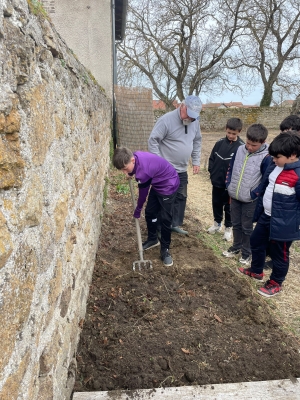 Printemps rime avec jardinage à l’école de Grazac