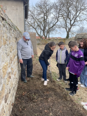 Printemps rime avec jardinage à l’école de Grazac