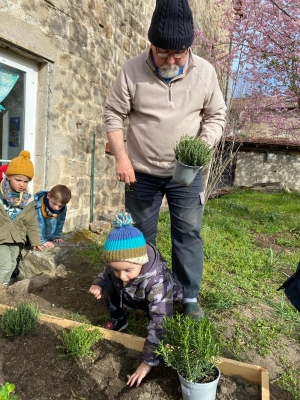 Printemps rime avec jardinage à l’école de Grazac