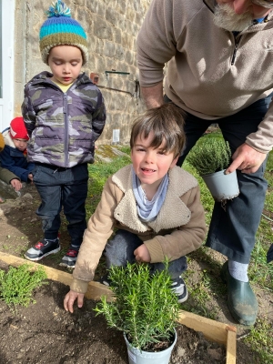 Printemps rime avec jardinage à l’école de Grazac