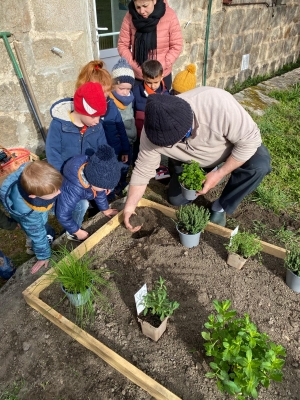 Printemps rime avec jardinage à l’école de Grazac