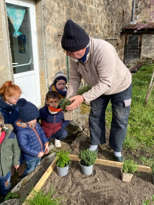 Printemps rime avec jardinage à l’école de Grazac