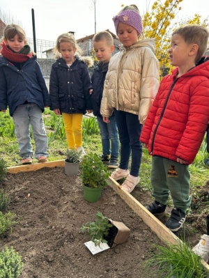 Printemps rime avec jardinage à l’école de Grazac