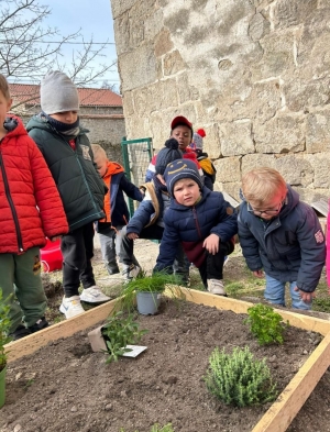 Printemps rime avec jardinage à l’école de Grazac