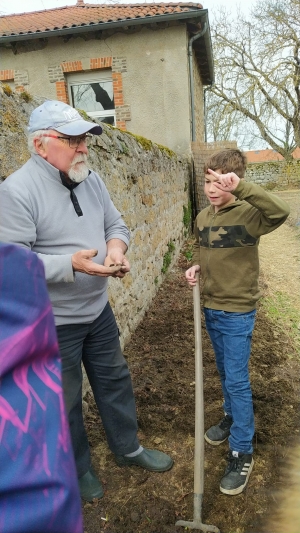 Printemps rime avec jardinage à l’école de Grazac