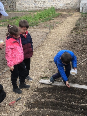 Printemps rime avec jardinage à l’école de Grazac