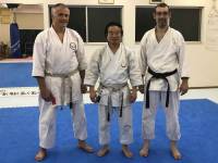 Sensei Higuchi entouré à gauche par Sensei Jean-Claude Schillot et à droite par Sensei Jean-Philippe Grail en juillet au Japon.