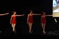 Les danseuses rendent hommage aux femmes