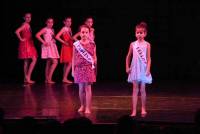 Les danseuses rendent hommage aux femmes