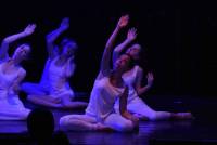 Les danseuses rendent hommage aux femmes