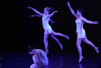 Les danseuses rendent hommage aux femmes