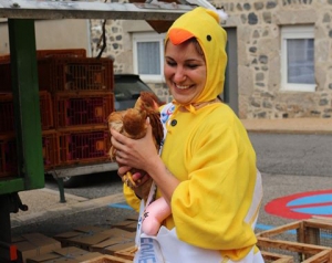 Yssingeaux : un enterrement de vie de jeune fille sur le marché pour Cécilia