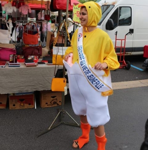 Yssingeaux : un enterrement de vie de jeune fille sur le marché pour Cécilia