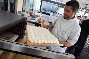 Les pâtissiers ont vendu 400 tartes aux fruits rouges sur le marché d&#039;Yssingeaux