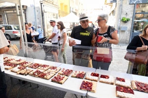 Les pâtissiers ont vendu 400 tartes aux fruits rouges sur le marché d&#039;Yssingeaux