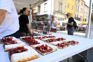 Les pâtissiers ont vendu 400 tartes aux fruits rouges sur le marché d&#039;Yssingeaux