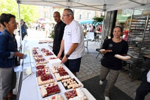 Les pâtissiers ont vendu 400 tartes aux fruits rouges sur le marché d&#039;Yssingeaux