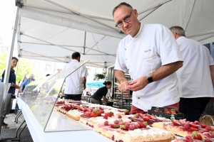 Les pâtissiers ont vendu 400 tartes aux fruits rouges sur le marché d&#039;Yssingeaux