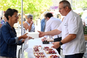 Les pâtissiers ont vendu 400 tartes aux fruits rouges sur le marché d&#039;Yssingeaux