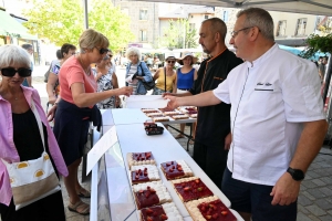 Les pâtissiers ont vendu 400 tartes aux fruits rouges sur le marché d&#039;Yssingeaux