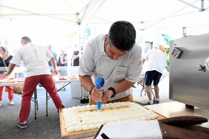 Les pâtissiers ont vendu 400 tartes aux fruits rouges sur le marché d&#039;Yssingeaux