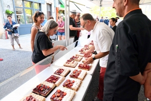 Les pâtissiers ont vendu 400 tartes aux fruits rouges sur le marché d&#039;Yssingeaux