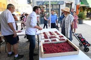 Les pâtissiers ont vendu 400 tartes aux fruits rouges sur le marché d&#039;Yssingeaux