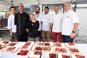 Les pâtissiers ont vendu 400 tartes aux fruits rouges sur le marché d&#039;Yssingeaux