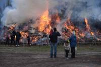 Bas-en-Basset : un immense feu de joie pour le fougat des classards