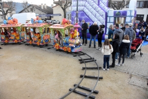 Retournac : la place Boncompain animée avant le réveillon de Noël