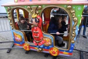 Retournac : la place Boncompain animée avant le réveillon de Noël