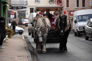 Retournac : la place Boncompain animée avant le réveillon de Noël