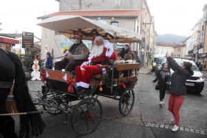 Retournac : la place Boncompain animée avant le réveillon de Noël