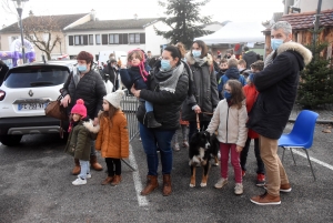 Retournac : la place Boncompain animée avant le réveillon de Noël