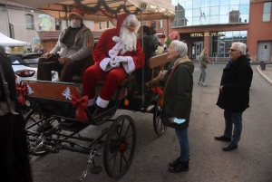 Retournac : la place Boncompain animée avant le réveillon de Noël