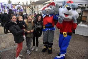 Retournac : la place Boncompain animée avant le réveillon de Noël