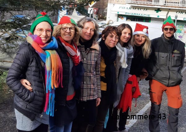 Crédit  Une partie des commerçants et artisans duniérois devant le sapin de la place Saint Martin, décoré par les enfants||