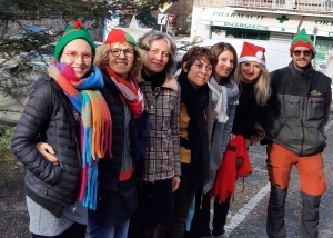 Crédit  Une partie des commerçants et artisans duniérois devant le sapin de la place Saint Martin, décoré par les enfants