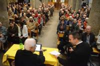 L&#039;église était remplie pour la conférence.