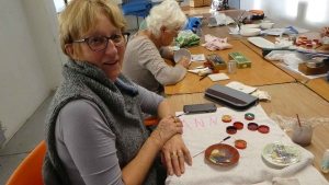 Yssingeaux : des ateliers de peinture sur porcelaine au foyer rural