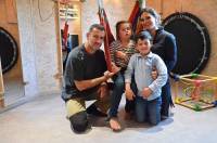 Line entourée de ses parents Franck et Karine et de son petit frère Noé, 6 ans, dans la salle d&#039;éveil.