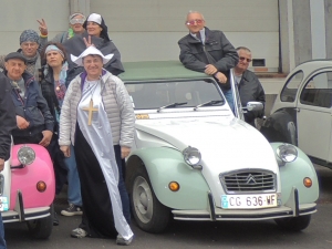 Sainte-Sigolène : une virée en 2CV dans le Beaujolais pour la classe 85