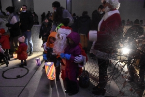 Monistrol-sur-Loire : la parade de Noël rassemble les familles et les super-héros