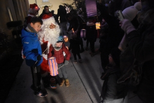 Monistrol-sur-Loire : la parade de Noël rassemble les familles et les super-héros