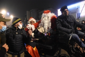 Monistrol-sur-Loire : la parade de Noël rassemble les familles et les super-héros