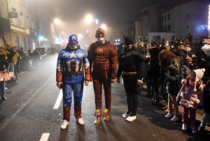 Monistrol-sur-Loire : la parade de Noël rassemble les familles et les super-héros